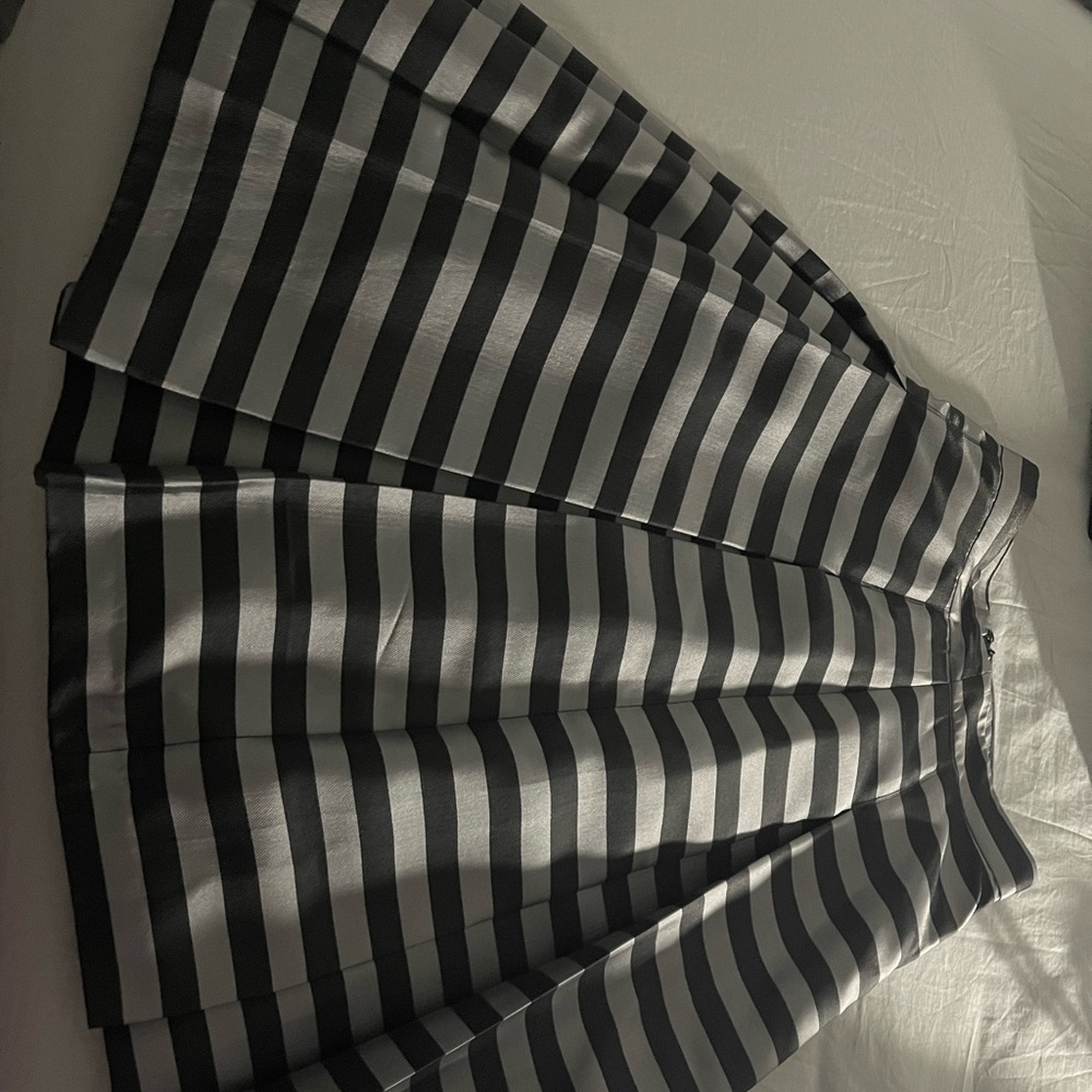 Halogen paneled skirt with lining and volume